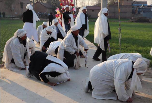 
农村俗语：“男怕三更穿鞋 女怕正午戴帽”你们是如何明白的？|xiongmao体育(图9)